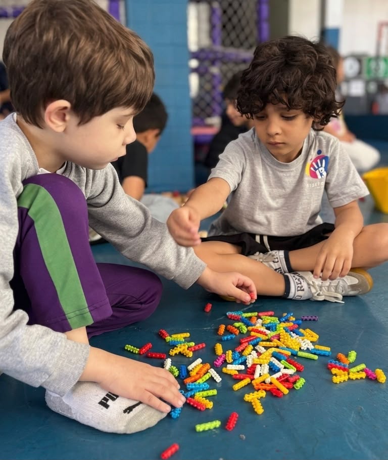 Crianças da Educação Infantil montando blocos na Kidsheaven